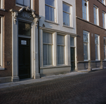 849156 Gezicht op de onderpui van het pand Nieuwegracht 43 te Utrecht, met links de ingangspartij van Nieuwegracht 45.